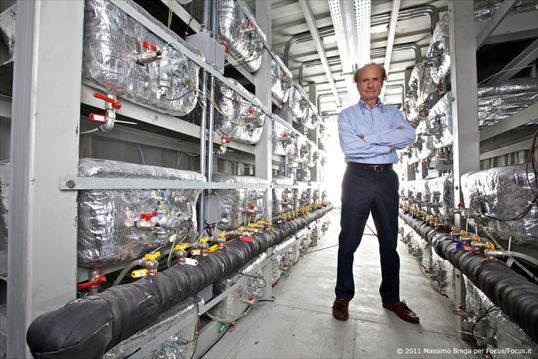Pionier auf dem Gebiet der Kalten Fusion: Andrea Rossi vor einem 1MW-E-Cat