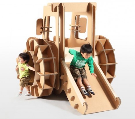 Traktor aus Pappe mit spielenden Kindern