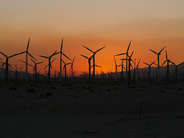 Nein - so wird unsere Zukunft nicht aussehen: Windräder im Sonnenuntergang