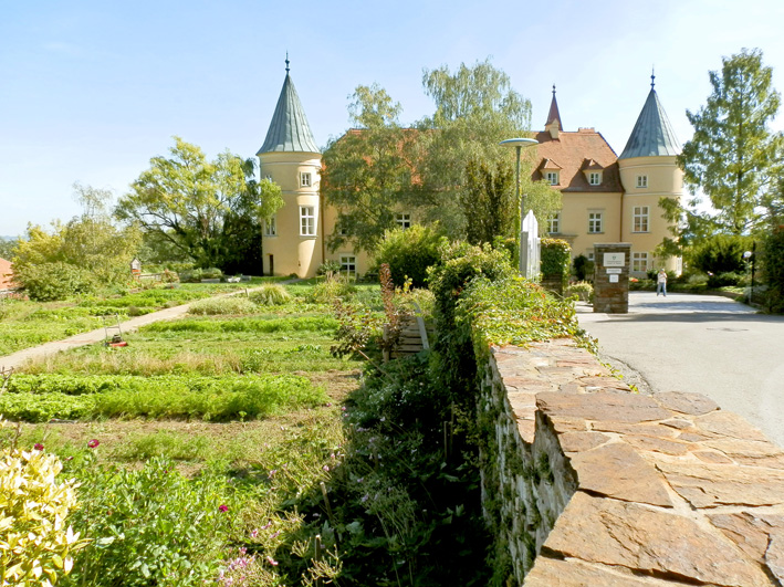 Schloss St. Martin, Schulgarten und Einfahrt, Foto (C) Irmgard Brottrager