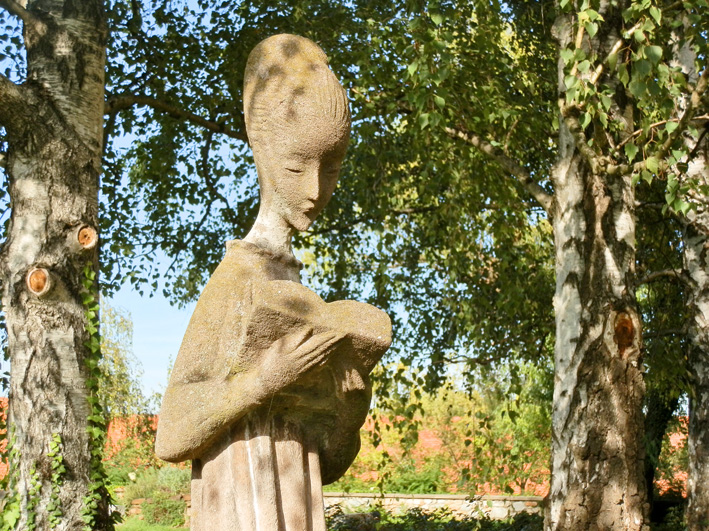 Mädchen-Skulptur im Park, Foto (C) Irmgard Brottrager