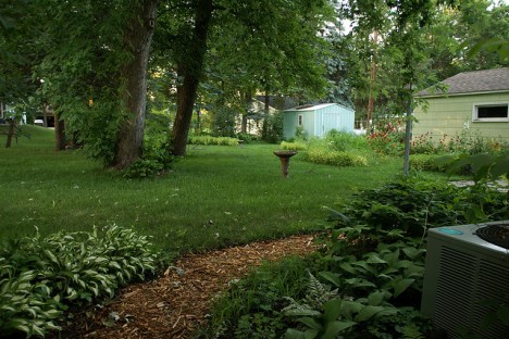 Amerikanischer "Back Yard": ein pflegeleichter Naturgarten mit schattigen Bäumen und Platz für die nächste Barbecue Party