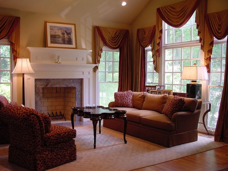 Modernes Wohnzimmer in einem amerikanischen Landhaus, traditionell eingerichtet