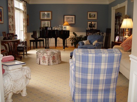  "The Money Look": Traditionelles amerikanisches Wohnzimmer mit kolonialen Elementen