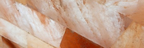 Wellness-Baustoff: Himalaya-Salz-Steine können das Wohlbefinden im Raum verbessern. Foto (C) Irmgard Brottrager Wellness-Baustoff: Himalaya-Salz-Steine können das Wohlbefinden im Raum verbessern. Foto (C) Irmgard Brottrager