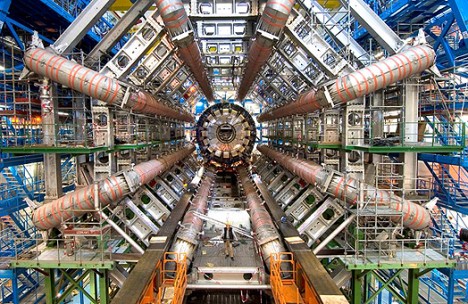 Materialisierter menschlicher Größenwahnsinn: Milliarden an Forschungsgeldern flossen ins CERN in Genf. Doch die wahre Revolution findet wieder einmal in der Garage eines Tüftlers statt