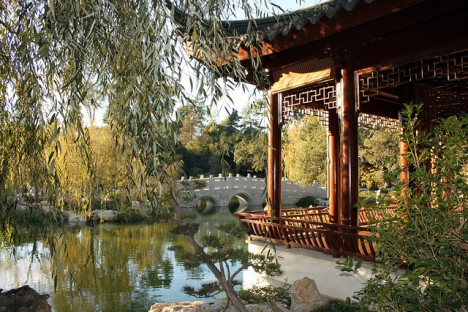 Klassisch chinesische Gärten wie hier im botanischen Garten von Pasadena, Kalifornien, sind perfekt harmonisch gestaltet und in die Umgebung eingebettet