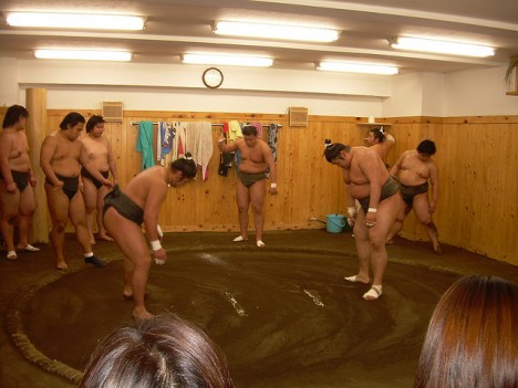 Altes Ritual: Japanische Sumo-Ringer streuen Salz in den Ring, um ihn vor dem nächsten Wettkampf von "bösen Geistern" zu reinigen Altes Ritual: Japanische Sumo-Ringer streuen Salz in den Ring, um ihn vor dem nächsten Wettkampf von "bösen Geistern" zu reinigen