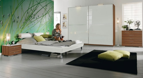 Eine feste Wand im Rücken, reduziertes Interieur und eine beruhigende farbliche Gestaltung sind eine entscheidende Voraussetzung für gutes Feng Shui im Schlafzimmer