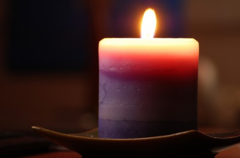 Auch eine einfache Kerze am richtigen Ort in der Wohnung kann sich aktivierend auf die Partnerschaft oder Ehe auswirken Auch eine einfache Kerze am richtigen Ort in der Wohnung kann sich aktivierend auf die Partnerschaft oder Ehe auswirken