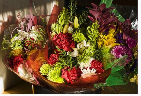 Bunter Blumenstrauß: Mit der Zusammenstellung verschiedenfarbiger Blumen lassen sich symbolisch mehrere Schwerpunkte setzen