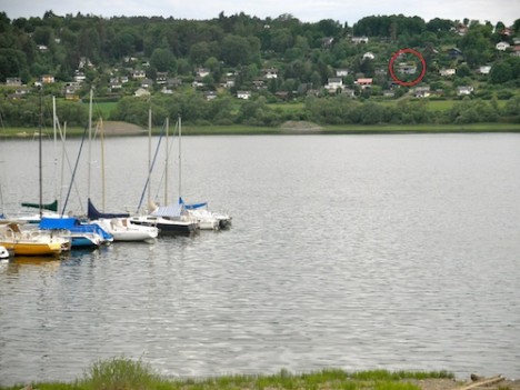 Das Haus liegt in einer attraktiven Lage am See.