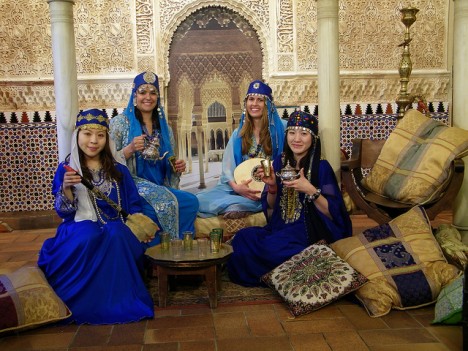Unser Bild vom orientalischen Wohnen und Leben ist stark von der Märchenwelt aus Tausendundeine Nacht geprägt