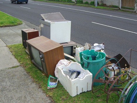 So nicht! Sperrmüll und alte Elektrogeräte unbedingt fachgerecht entsorgen (Foto: Alpha)