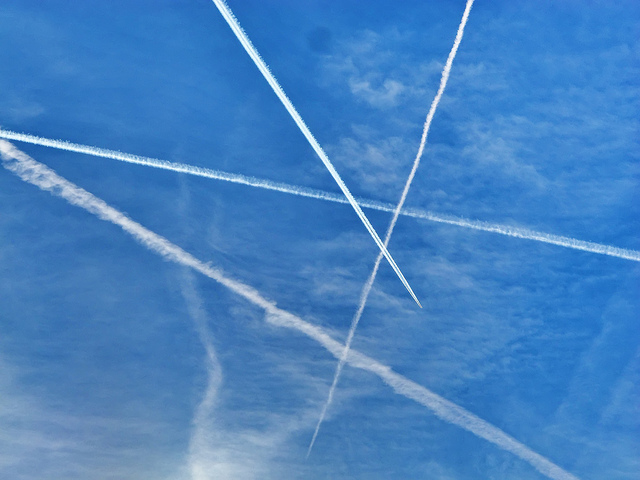 Entsteht hier eine künstliche Bewölkung per Chemtrails? Foto (C) Mark Tumauckas