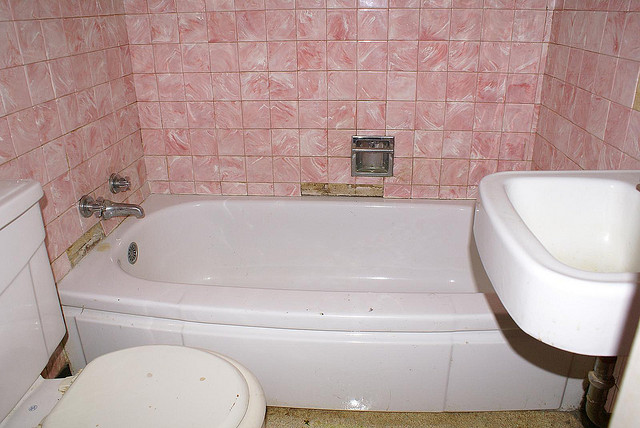 Irgendwann waren rosa Fliesen vielleicht einmal modern. Jetzt sehen sie einfach schrecklich aus