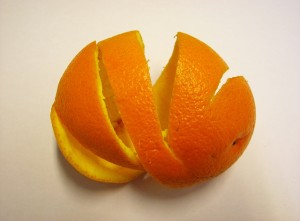 Orangenschale enthält viele Säuren, die sich zum Lösen von Schmutz und Kalk verwenden lassen