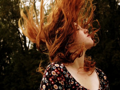 Haare sind Natur: Sie haben ein Eigenleben und eine Eigenbewegung. Ihr ureigenes Wesen zu stärken, ist Ziel der Haargeomantie