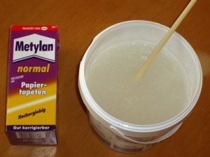 Handelsüblicher Tapetenkleister