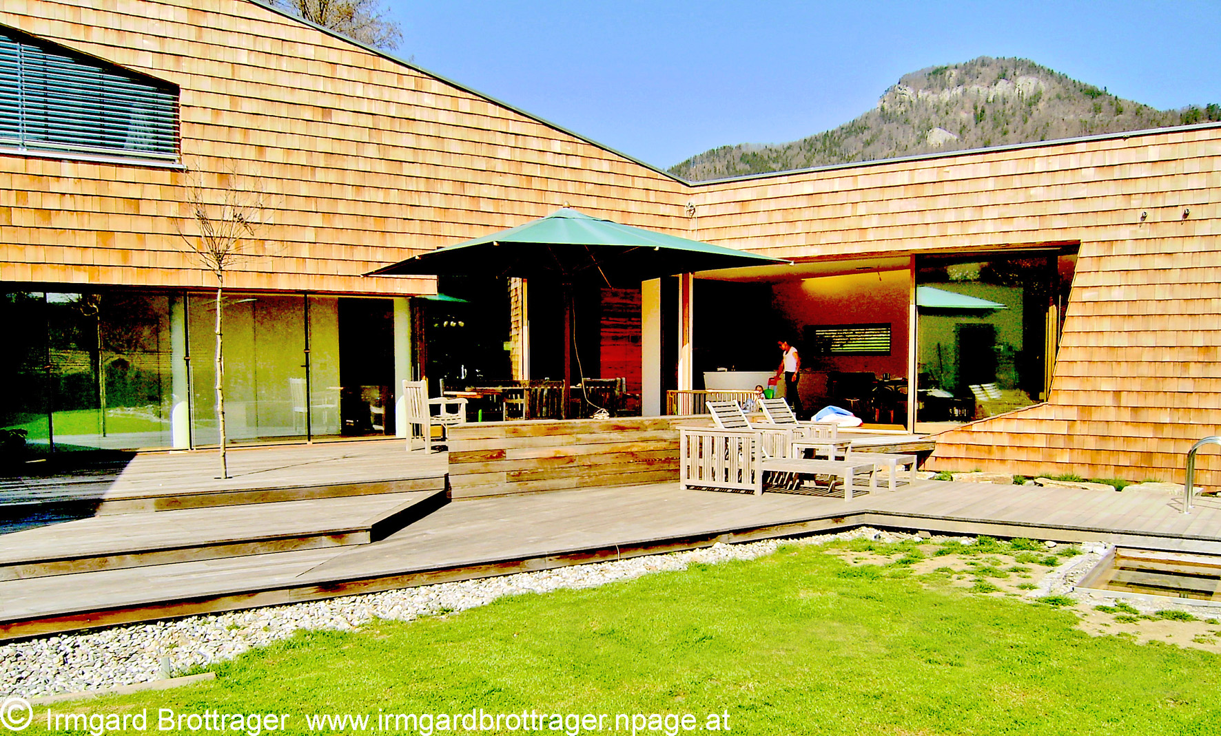 Fassadenverkleidung mit Zedernholz-Schindeln, yes-architecture, Foto (C) Irmgard Brottrager