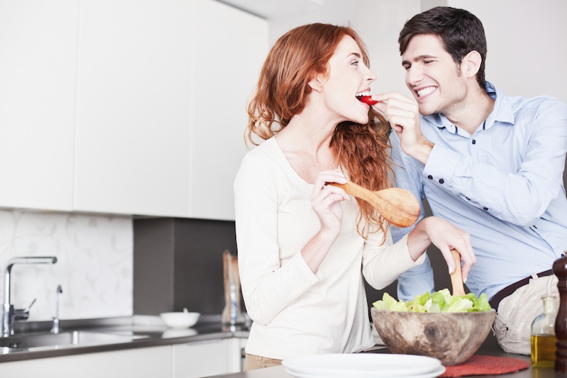Liebe geht bekanntlich durch den Magen. Doch was hat die Lage der Küche in der Wohnung damit zu tun? Foto: istockphoto © Tempura.