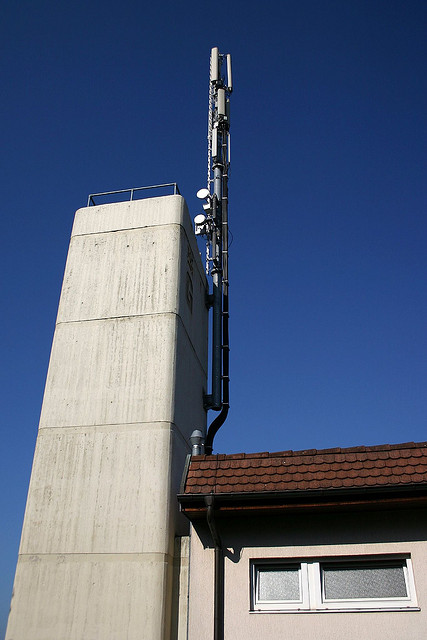 Mobilfunk Sendeanlage auf einem Hausdach in Gundelfingen, Baden-Württemberg