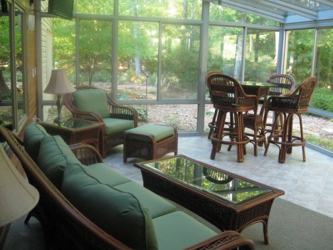 Moderner Wintergarten mit Aluminiumkonstruktion und Rattan-Interieur