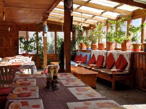 Wintergarten-Restaurant in Nepal in über 3000 Metern Höhe: Die klassische Ausrichtung eines Wintergartens ist gen Süden