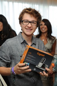 Angus T. Jones (Two and a Half Men) mit einem Siemens Gigaset S795