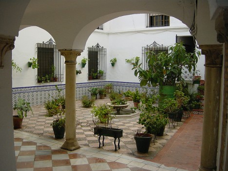 Historischer Innenhof in Lissabon, Foto (C) flickr / Allie_Caulfield