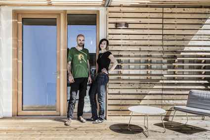 "containme", das Architekten-Duo vor dem Prototyp in Graz, Foto ©Tamara Frisch