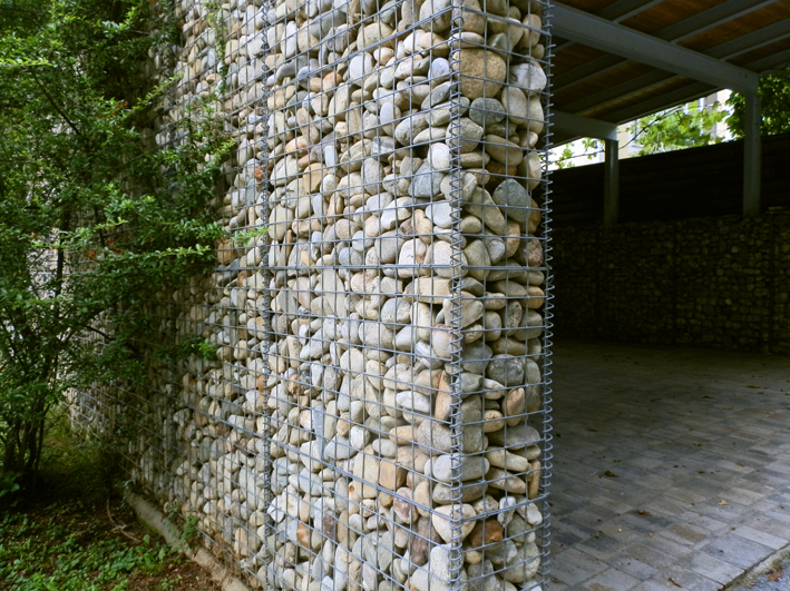 Gabionen-Wand für ein Carport, Foto (C) Irmgard Brottrager