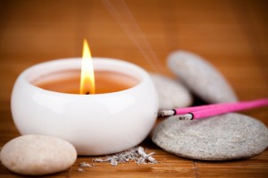 Raumdüfte können nach Feng Shui Kriterien ausgewählt werden. Ob Kerze, Räucherstäbchen oder Duftlampen - aus die Wandlungsphase kommt es an. Foto: istockphoto/©-Beboy_ltd.