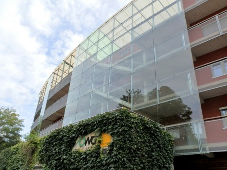 Schallschutz mit reflektierendem Glas und absorbierener Grün-Wand, Heinrichstraße in Graz, Foto (C) Irmgard Brottrager