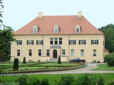 Ein Landhaus verfügte meistens über einen Eingang an der Frontseite. Foto: CC-BY-SA by Peter Schmelzle via Wikimedia Commons Grossgievietz-gutshaus