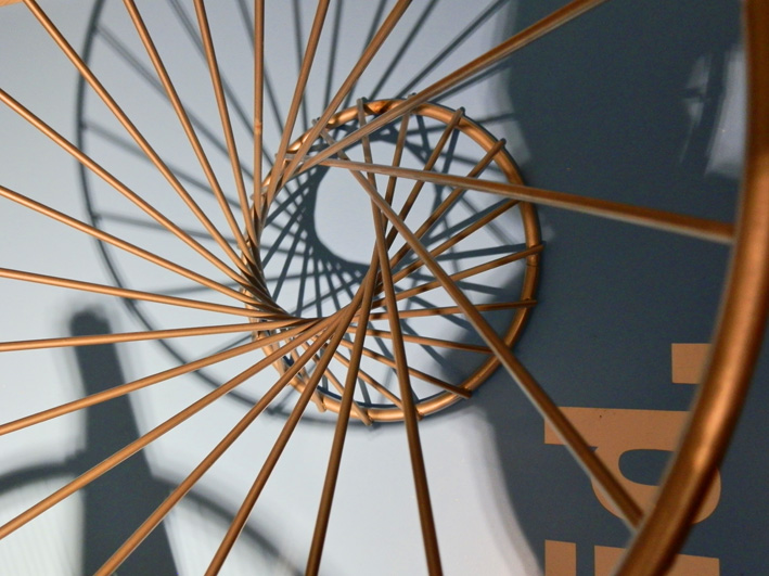 Hyperbolisches Paraboloid in Form einer Obstschale. Sie lässt sich sehr einfach aus geraden Stäben konstruieren. Foto (C) Irmgard Brottrager