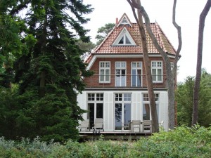 Die umliegende Landschaft beeinflusst das Leben im Haus. Mit einem Lo Pan werden die Einflüsse untersucht. Foto: © Hedwig Seipel