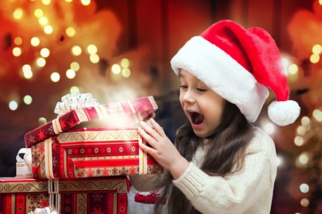 Was mag denn wohl drin sein? Die Spannung steigt! Foto: ©-svetaorlova-Fotolia.de