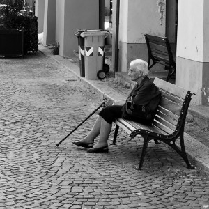 Frauen vertragen Einsamkeit häufig besser