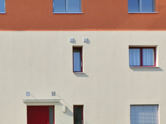 Fassade mit Wandlüftern, Foto (C) Irmgard Brottrager