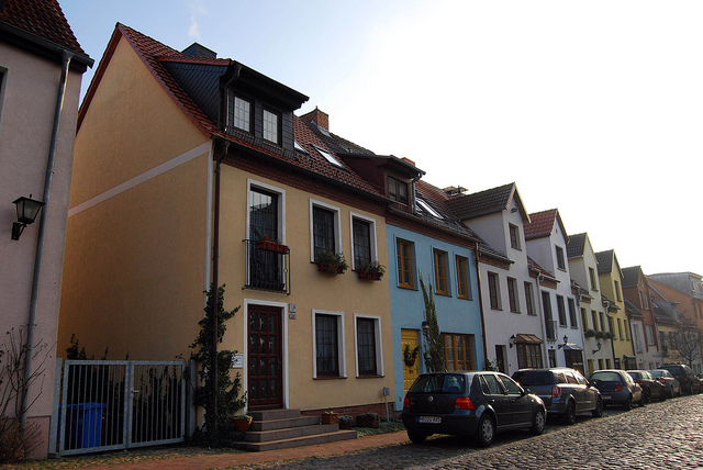 Reihenhäuser wie hier in Rostock haben laut Feng Shui einen entscheidenden Nachteil: Tageslicht lässt sich nur von zwei Seiten nutzen. Dieser Mangel lässt sich jedoch kompensieren!