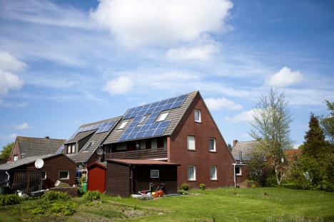 Spitzdach mit Solaranlage: Was gut für die Solarstromgewinnung ist, muss noch lange nicht gut aus Feng Shui Perspektive sein!