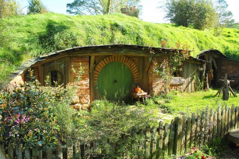 Idylle pur im Auenland: Vielleicht haben die Erdhügelhäuser der Hobbits einen Beitrag dazu geleistet, dass Wohnen unter der Erde populärer geworden