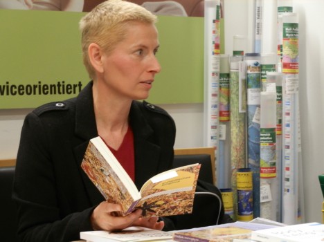 Die Autorin bei einer Präsentation in der Buchhandlung Leykam in Feldbach Die Autorin bei einer Präsentation in der Buchhandlung Leykam in Feldbach