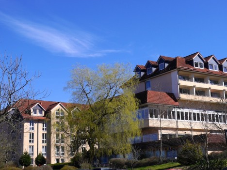 Der Charme der achtziger Jahre gilt nur für die Fassade.  Foto: © Hedwig Seipel
