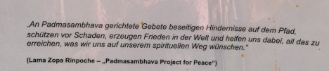 Ein Teil der Informationstafel zur Buddha-Statue. Foto: © Hedwig Seipel
