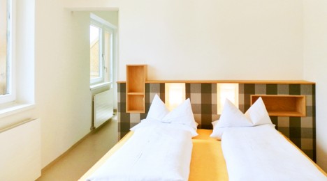 Schlafzimmer mit leicht schrägem Betthaupt, Gestaltung + Foto (C) Irmgard Brottrager