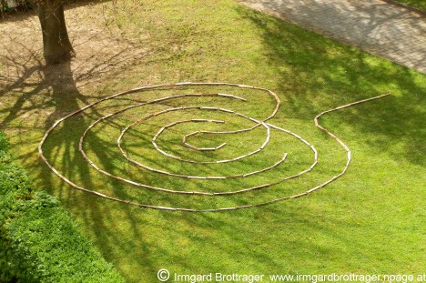 Geomantisches Symbol-Bild im Evangelischen Kirchhof Graz-Nord, Foto (C) Irmgard Brottrager