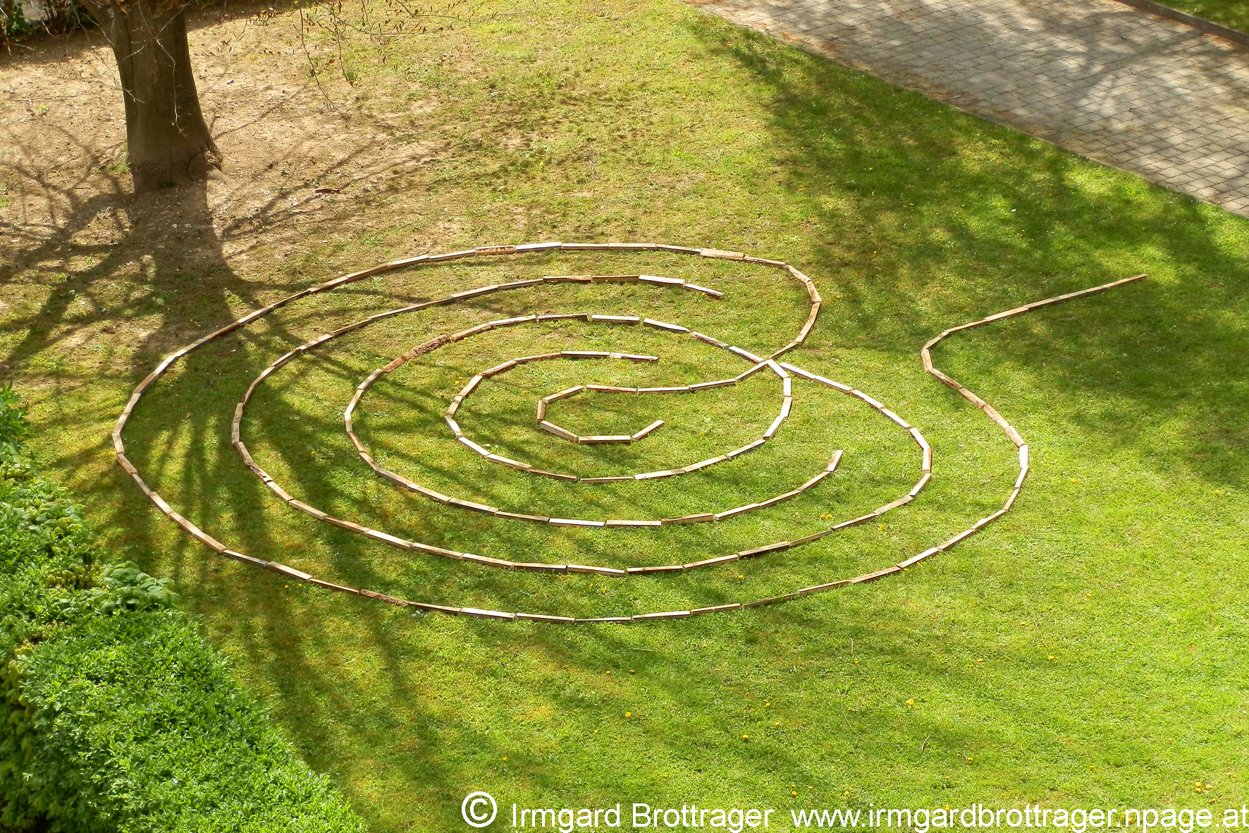 Geomantisches Symbol-Bild im Evangelischen Kirchhof Graz-Nord, Foto (C) Irmgard Brottrager