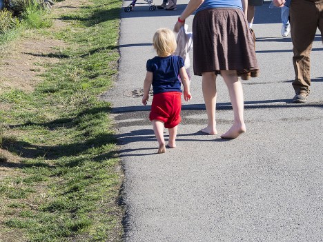 Barfußlaufen ist besonders für kleine Kinder wichtig. Es stärkt die Fußmuskulatur